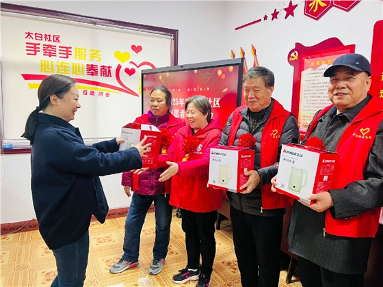 人大代表助力3?5表彰志愿，传承雷锋精神