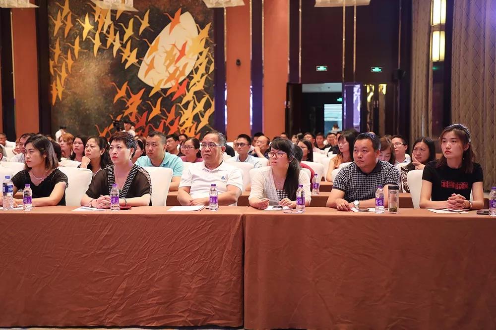 分公司参会代表认真聆听