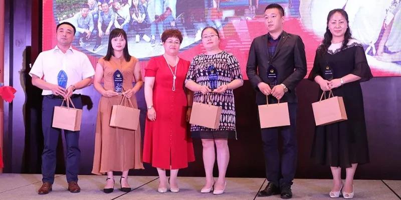 李妮董事长为优秀分公司颁奖