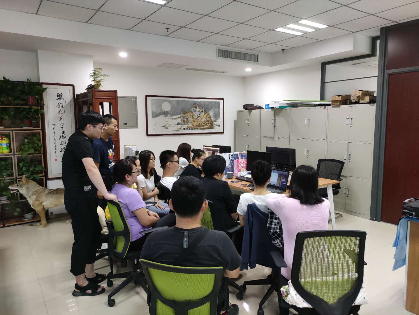 各地分支机构组织员工线上观看会议直播