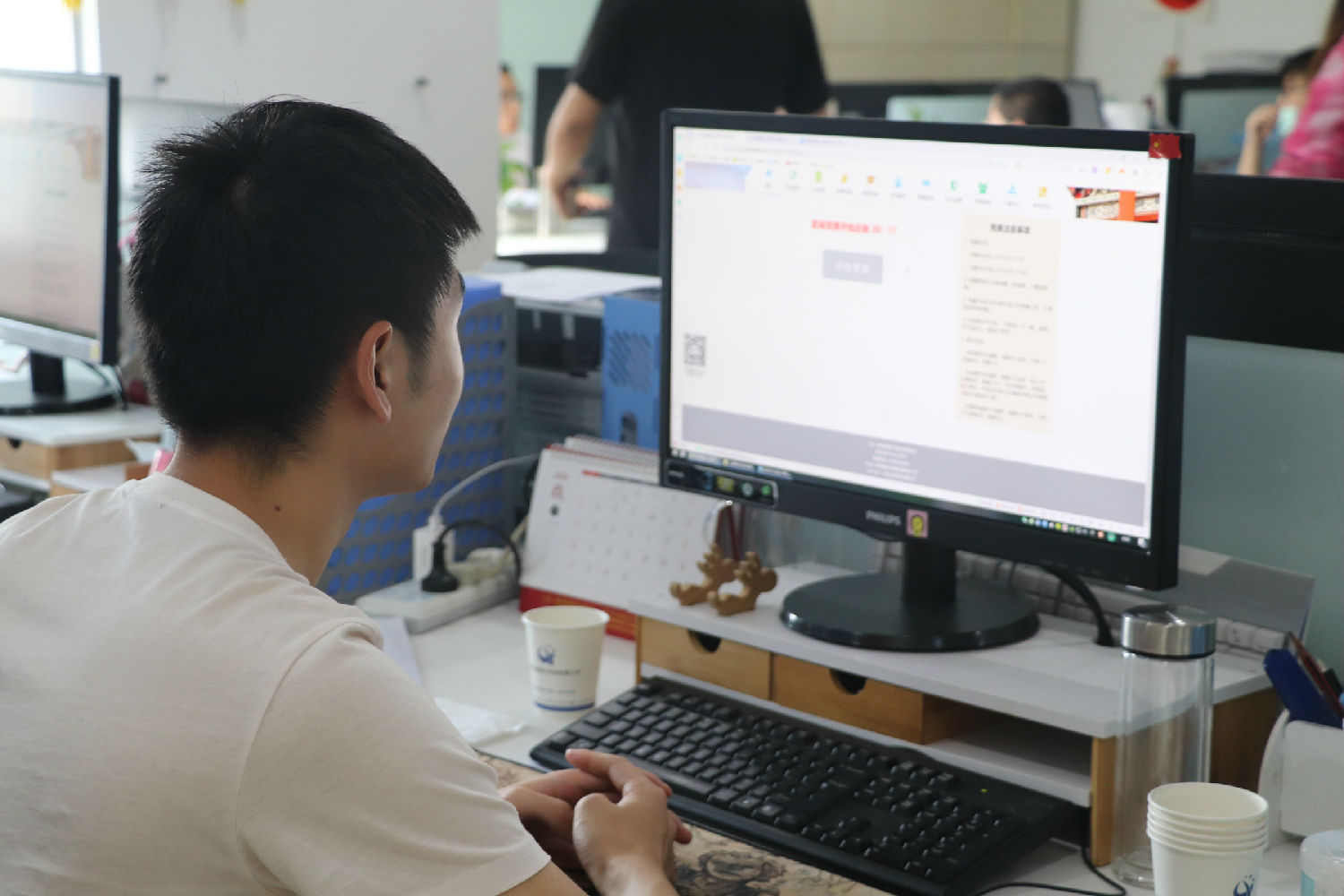 参赛人员积极答题