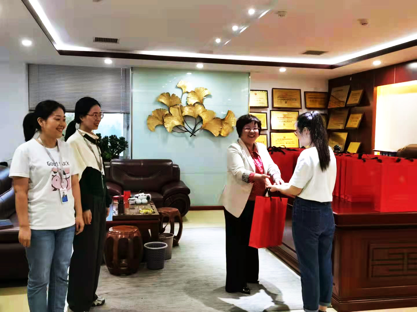 花好月圆，情暖中秋|亿诚公司祝大家中秋节快乐！