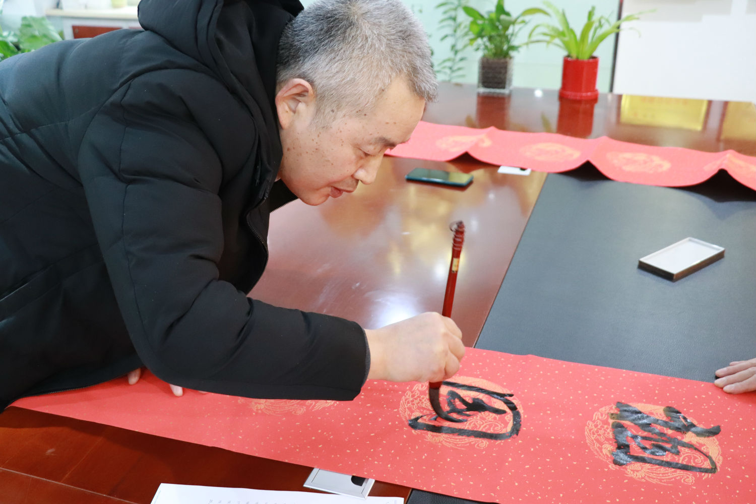 欢乐迎春纳千祥，翰墨飘香送万福