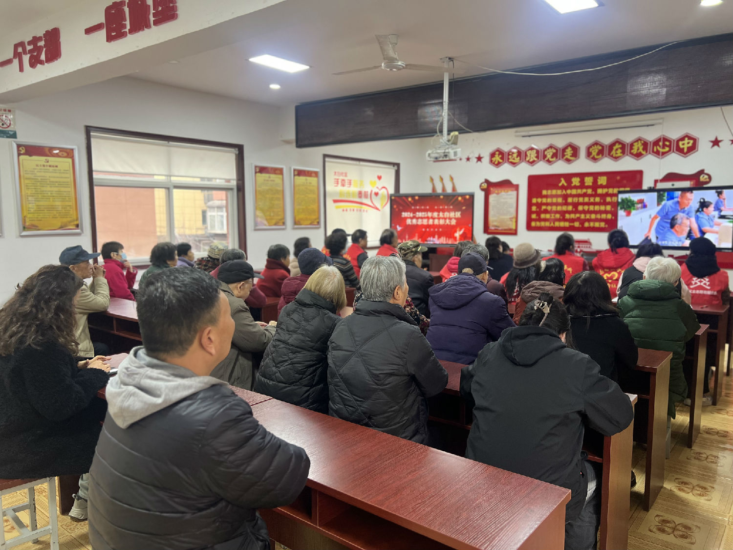 人大代表助力3?5表彰志愿，传承雷锋精神